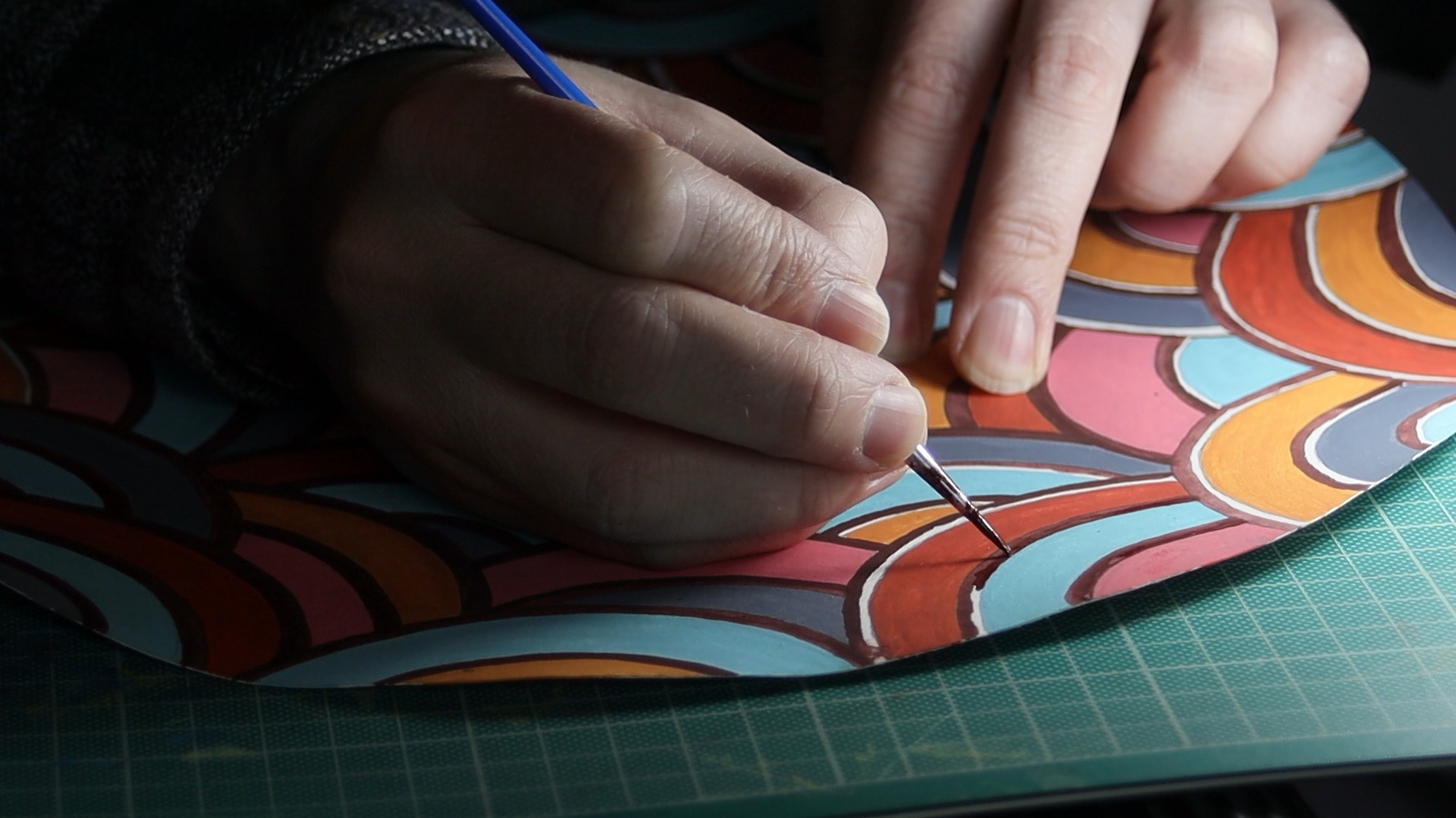 Tommy Perman – Painting Circular Disc For Ash Grey And The Gull Glides On Visuals